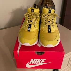 Nike Huarache (big kids) size 7US